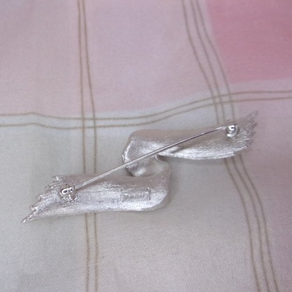 Trifari Silver Textured Ribbon Brooch - Picture 3 of 5